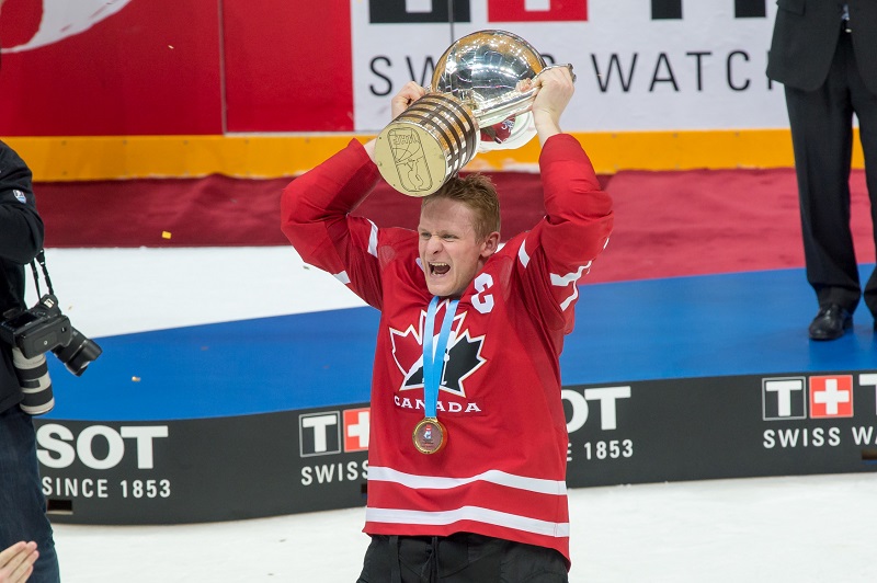 Kapitán zámořského výběru Corey Perry musel mít z nedělního triumfu dvojnásobnou radost. Díky němu se totiž zařadil do elitní společnosti Triple Gold Clubu. Právě zlato z MS mu v jeho sbírce chybělo. Olympiádu vyhrál v Soči a ze Stanley Cupu se radoval už v roce 2007 v dresu Anaheimu. Kapitán zámořského výběru Corey Perry musel mít z nedělního triumfu dvojnásobnou radost. Díky němu se totiž zařadil do elitní společnosti Triple Gold Clubu. Právě zlato z MS mu v jeho sbírce chybělo. Olympiádu vyhrál v Soči a ze Stanley Cupu se radoval už v roce 2007 v dresu Anaheimu.