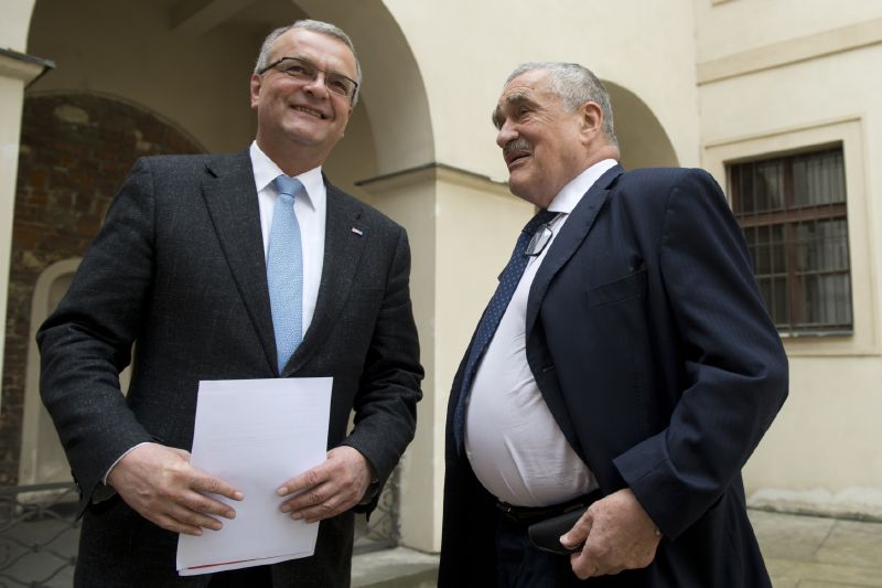 Předseda TOP 09 Miroslav Kalousek (vlevo) a čestný předseda strany Karel Schwarzenberg na zahájení kampaně před krajskými volbami 23. května v Praze.