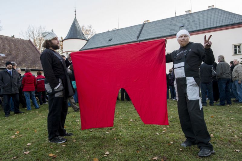 Skupina Ztohoven vyvěsila na Hradě místo prezidentské standarty obří červené trenýrky.