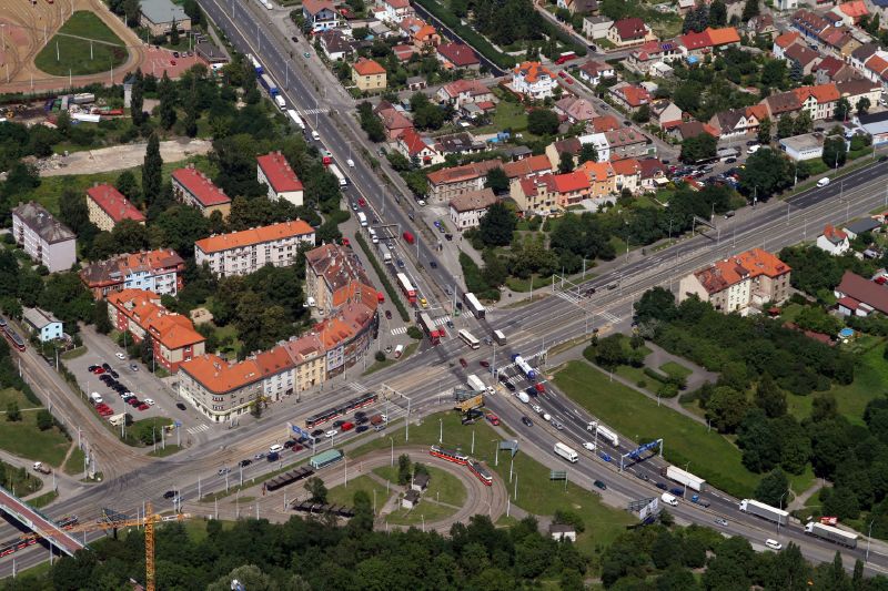 Křižovatka ulic Poděbradské a Kbelské.