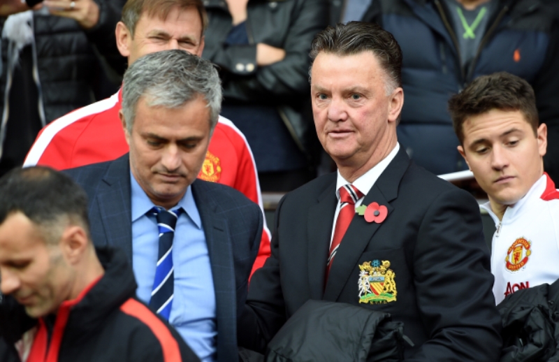 Louis van Gaal, bývalý trenér Manchesteru United (vpravo) se svým nástupcem José Mourinhem.