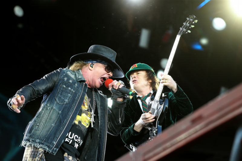 Po efektním intru zahájila kapela na pódiu ve tvaru 'satanských růžků' vystoupení skladbou Rock or Bust ze stejnojmenného alba z roku 2014.