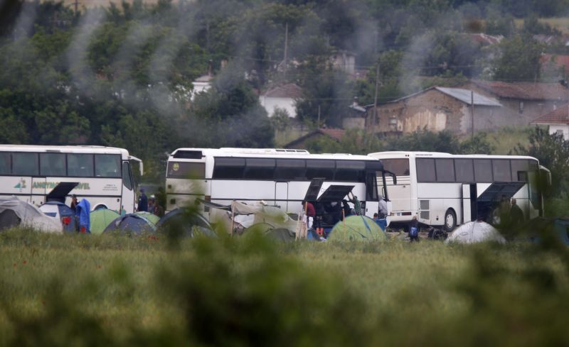 Autobusy jsou připravené k odvážení uprchlíků z tábora Idomeni. Autobusy jsou připravené k odvážení uprchlíků z tábora Idomeni.