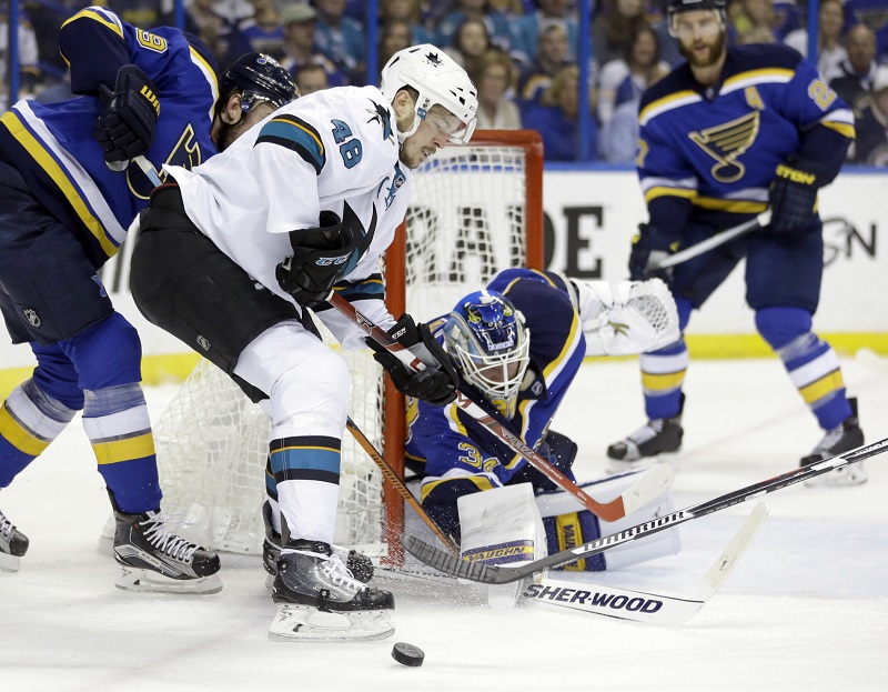 Tomáš Hertl před brankou St. Louis.