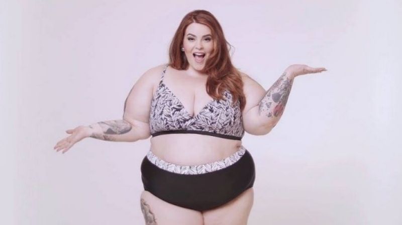 Reklamní fotografie s americkou baculatou modelkou Tess Hollidayovou.