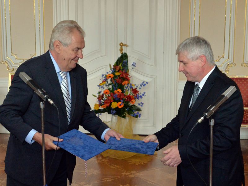 Prezident Miloš Zeman ve středu jmenuje novým guvernérem České národní banky.