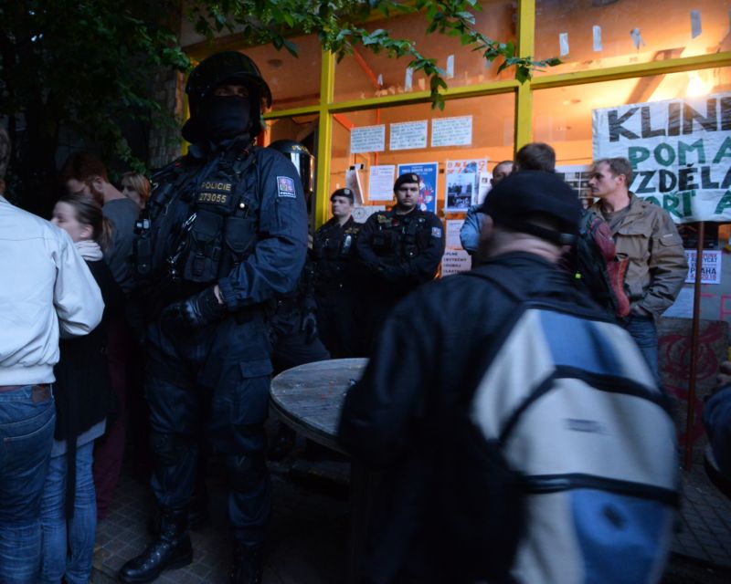 Policie před centrem Klinika.