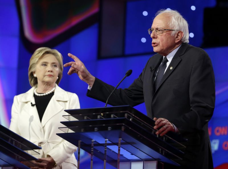 Demokratičtí kandidáti na post prezidenta Hillary Clintonová a senátor Bernie Sanders (vpravo). Demokratičtí kandidáti na post prezidenta Hillary Clintonová a senátor Bernie Sanders (vpravo).