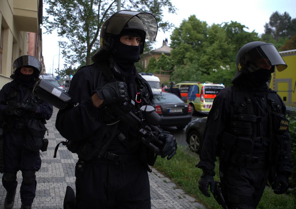Zasahující policie.