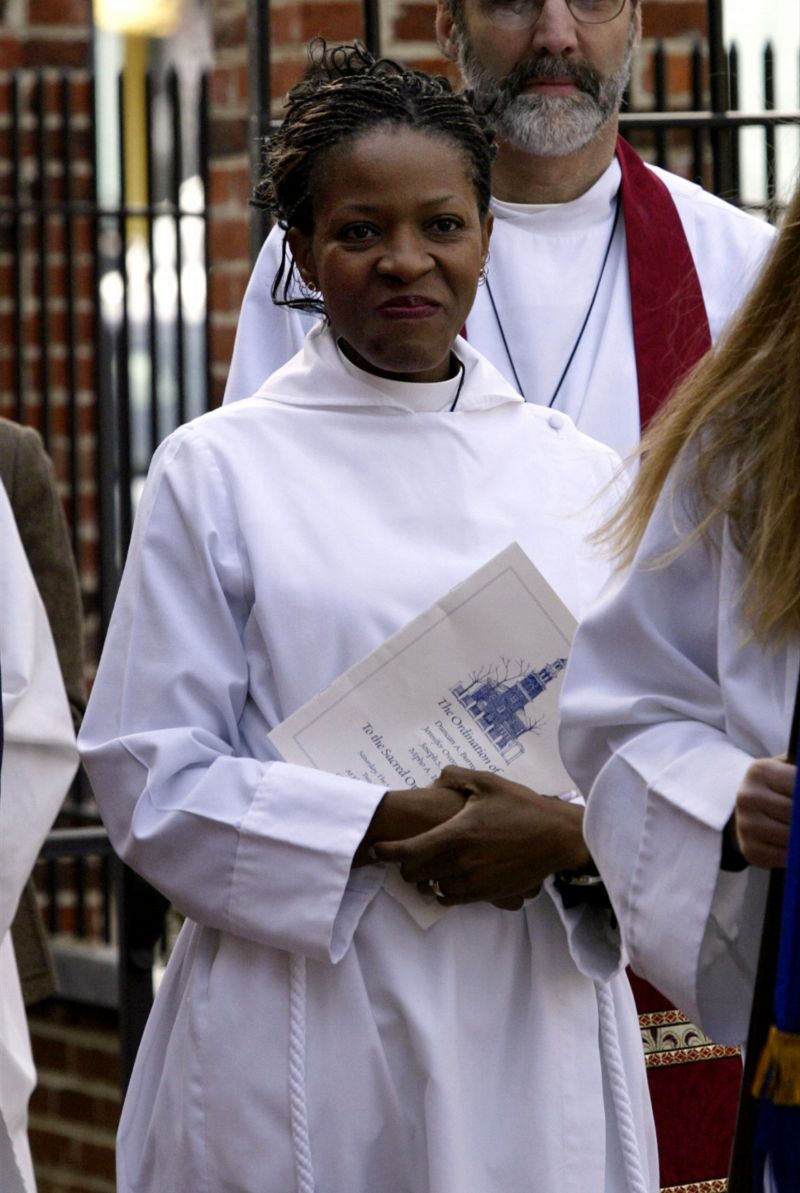 reverendka Mpho Tutuová-van Furthová.