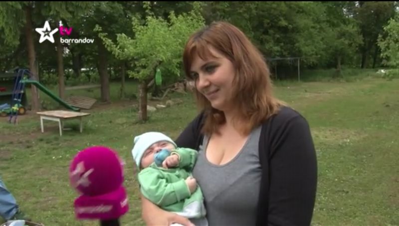 Mladá rodina přišla o auto i kočárek pro své děti.