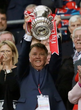 Van Gaal skončil v Manchesteru po vítězství v FA Cupu.