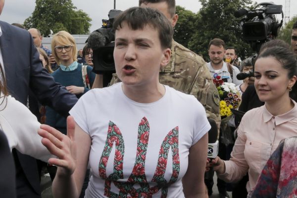  Nadija Savčenková po přistání v Kyjevě.