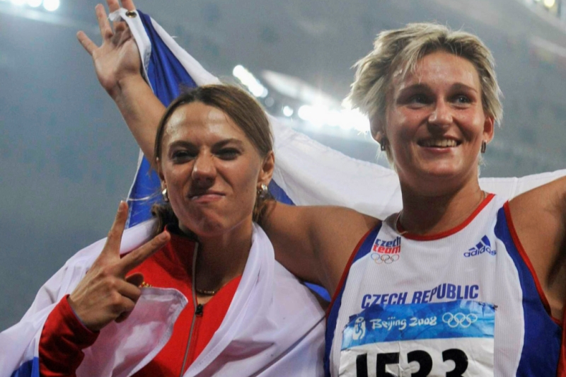 Mezi 14 ruskými sportovci, u kterých nové otestování vzorků z olympijských her v Pekingu odhalilo užití dopingu, je podle ruských médií i oštěpařka Maria Abakumovová (vlevo). Mezi 14 ruskými sportovci, u kterých nové otestování vzorků z olympijských her v Pekingu odhalilo užití dopingu, je podle ruských médií i oštěpařka Maria Abakumovová (vlevo).