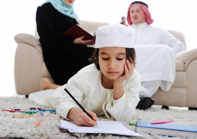 Muslimští chlapci odmítali z náboženských důvodů podat ruku své učitelce. 