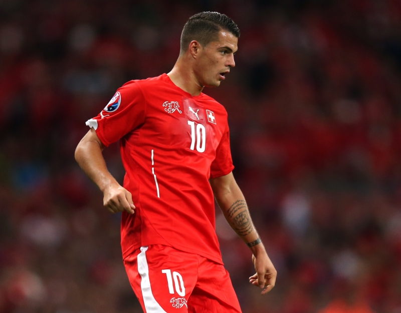 První letní posilou fotbalistů Arsenalu se stal záložník Granit Xhaka, který do londýnského celku přestoupil z Mönchengladbachu. První letní posilou fotbalistů Arsenalu se stal záložník Granit Xhaka, který do londýnského celku přestoupil z Mönchengladbachu.