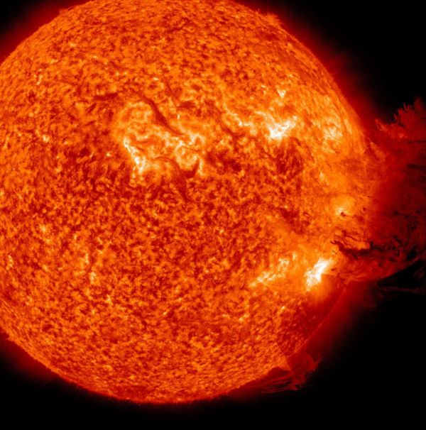 Ke slunečním erupcím dochází pravidelně.