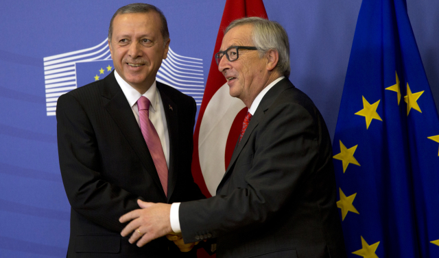 Turecký prezident Recep Tayyip Erdoğan (vlevo) a předseda Evropské komise Jean-Claude Juncker.