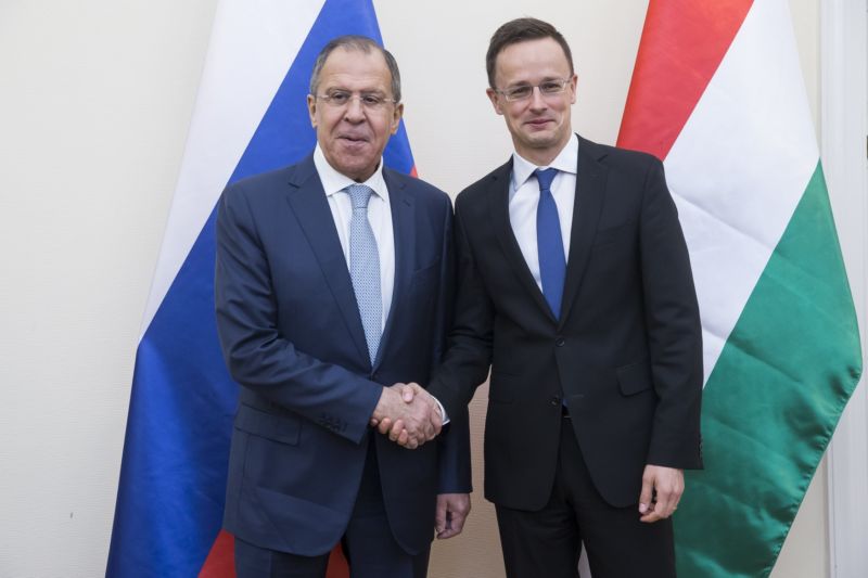 Ruský ministr zahraničí Sergej Lavrov (vlevo) a jeho maďarský protějšek Péter Szijjártó. Ruský ministr zahraničí Sergej Lavrov (vlevo) a jeho maďarský protějšek Péter Szijjártó.