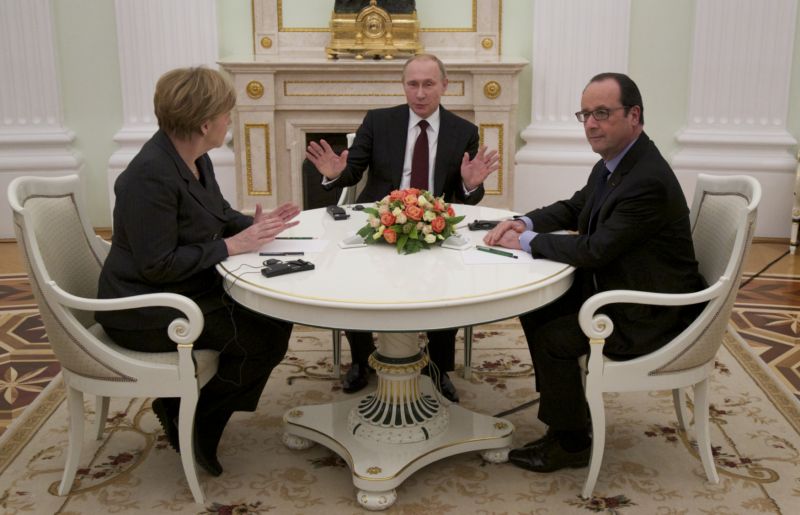 Zleva Angela Merkelová, Vladimir Putin a François Hollande u jednoho stolu.