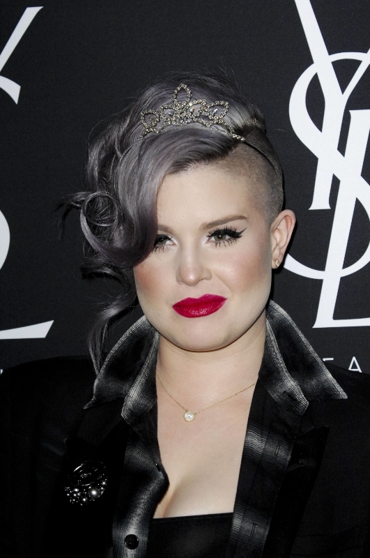Kelly Osbourne stojí za svou matkou Sharon a zároveň má jasno, kdo za vše může.