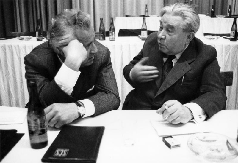 Jaroslav Seifert (vpravo) a Jan Procházka na ustavujícím sjezdu Svazu českých spisovatelů. Radiopalác v Praze-Vinohradech 10. června 1969.