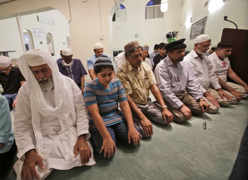 Muslimové při modlitbě. Muslimové při modlitbě.
