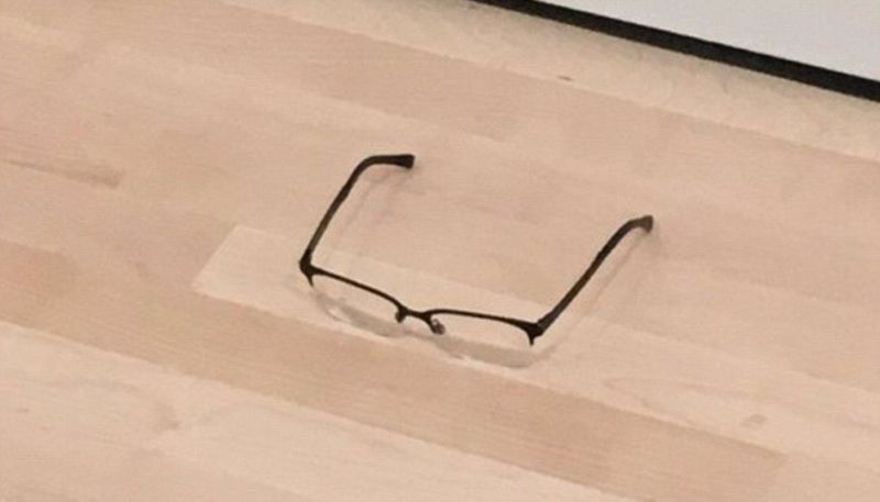 Brýle na podlaze považovali návštěvníci muzea za součást expozice.