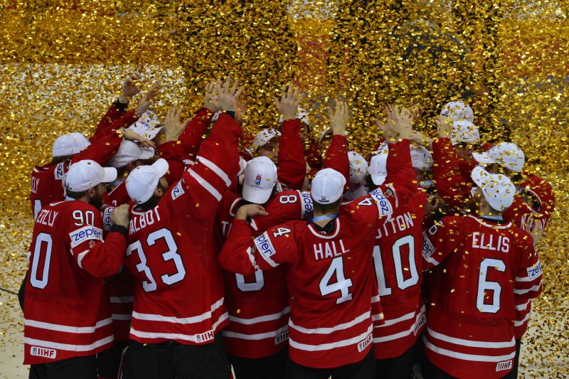 Hokejisté Kanady při vítězném ceremoniálu po zisku titulu mistrů světa