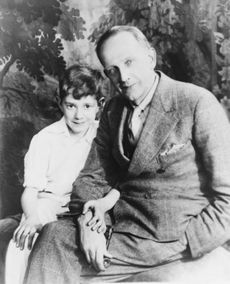 Autor slavné knihy o medvídkovi Pú spisovatel A.A. Milne se synem Christopherem Robinem Milne.