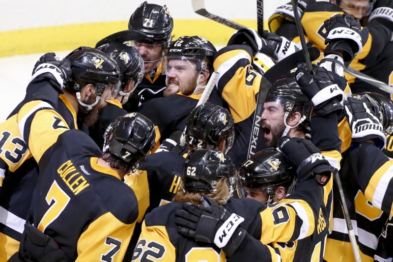 Hokejisté Pittsburghu slaví postup do finále.
