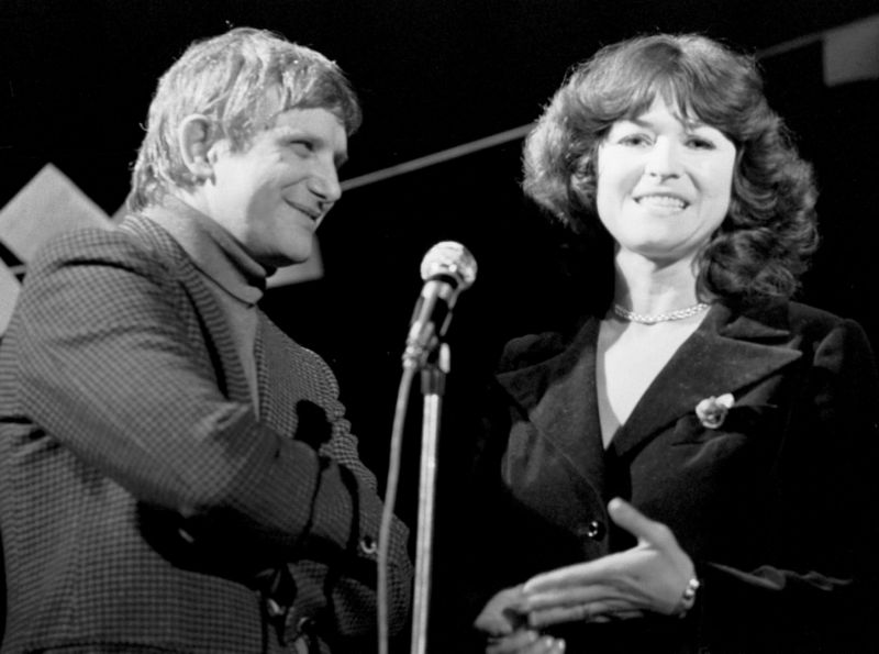 Zpěvák Jiří Suchý a herečka a zpěvačka Pavlína Filipovská na společné fotografii z roku 1979.