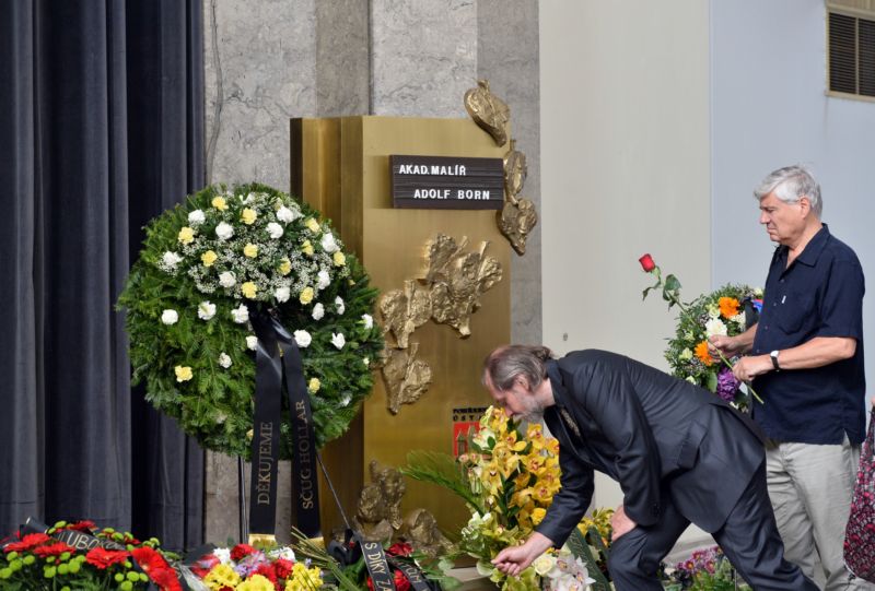 Poslední rozloučení s výtvarníkem Adolfem Bornem v Praze. Poslední rozloučení s výtvarníkem Adolfem Bornem v Praze.