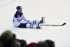 Fin Patrik Laine po prohře ve finále MS s Kanadou.