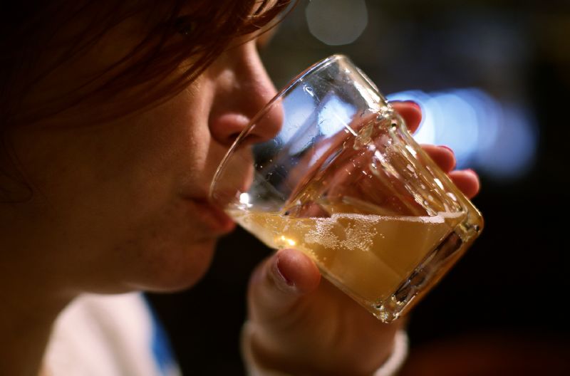 Pití alkoholu (ilustrační foto).