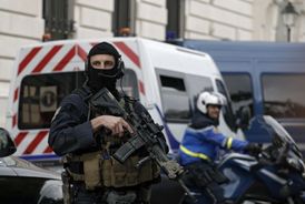 Abdeslama eskortoval černý terénní vůz s elitními policejními jednotkami.