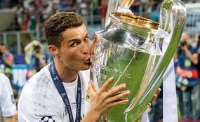 Cristiano Ronaldo s trofejí.