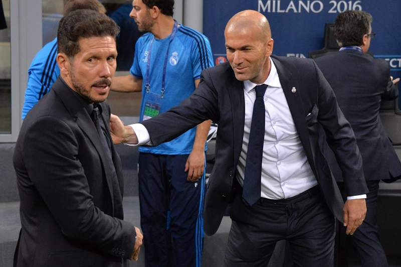 Trenéři Diego Simeone a Zinedine Zidane. 