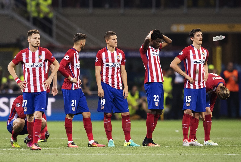 Zklamaní fotbalisté Atlética Madrid. 