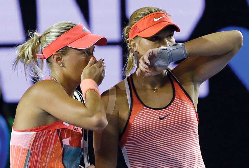 Tenistky Andrea Hlaváčková a Lucie Hradecká postoupily na antukovém Roland Garros do čtvrtfinále čtyřhry. 
