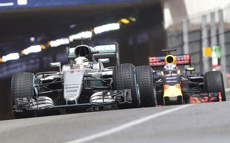 Lewis Hamilton jede před vítězem kvalifikace Danielem Ricciardem.