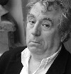 Humorista Terry Jones. 