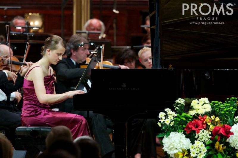 Klavíristka Ráchel Skleničková. Klavíristka Ráchel Skleničková.