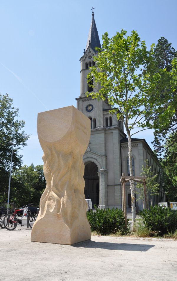 Socha symbolizující hořící kalich připomíná v Kostnici Jeronýma Pražského i Jana Husa.