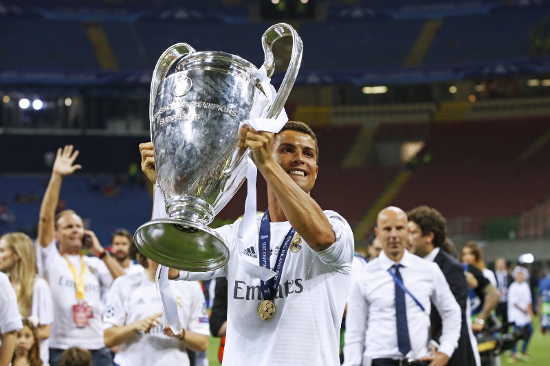 Portugalský fotbalista Cristiano Ronaldo s trofejí pro vítěze Ligy mistrů.