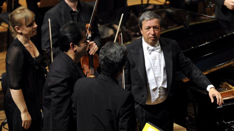 Americký pianista a dirigent Murray Perahia.