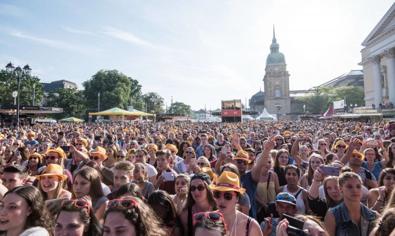 Festival v Darmstadtu.
