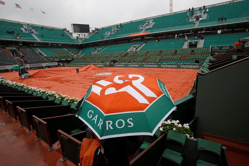Druhý den v řadě narušuje program tenisového Roland Garros počasí. 