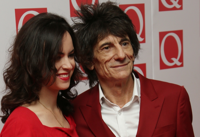 Kytarista Ronnie Wood je opět otcem, manželce Sally se narodila dvojčata.
