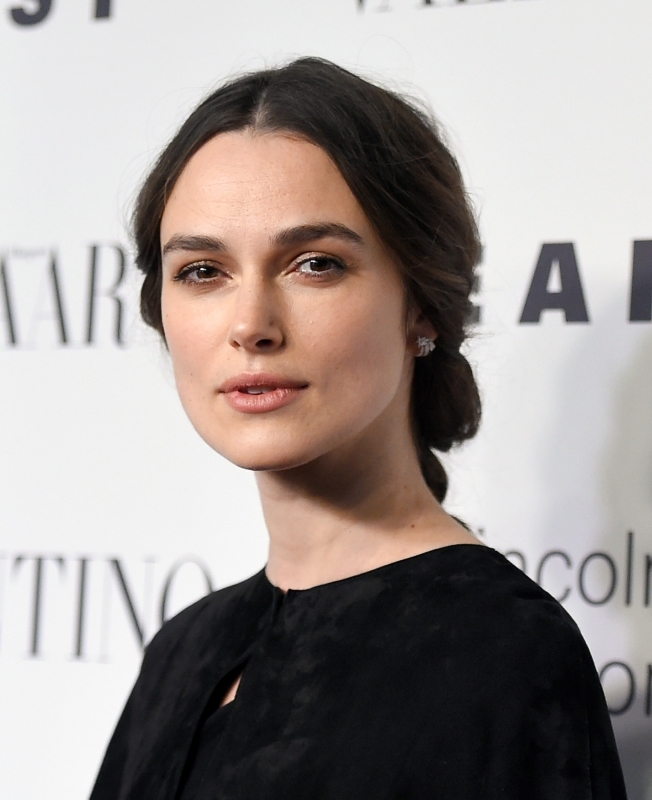 Keira Knightley byla označena režisérem Johnem Carneym za supermodelku, ostatní ji brání.